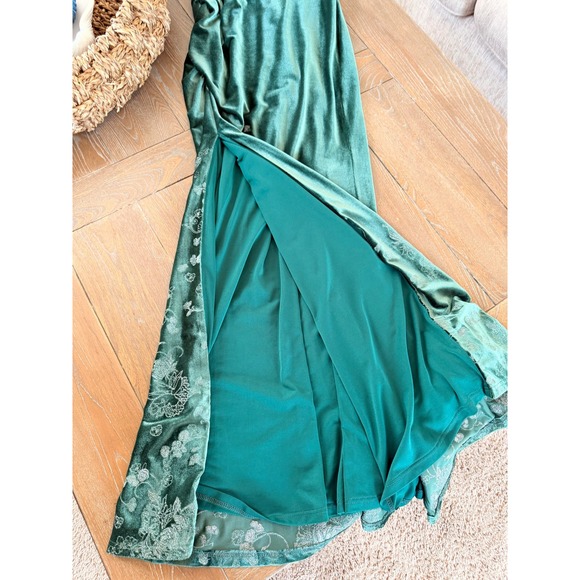 Marchesa Notte Cowl-Neck Embroidered Velvet Gown in Sage Green Size 4 - Picture 10 of 11